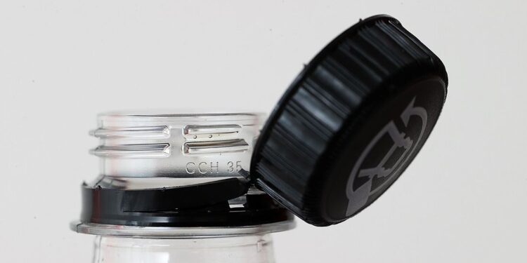 С 1 июля в Евросоюзе запрещена продажа пластиковых бутылок со съёмными крышками