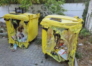 В Кишиневе из-за жары расплавились пластиковые мусорные контейнеры