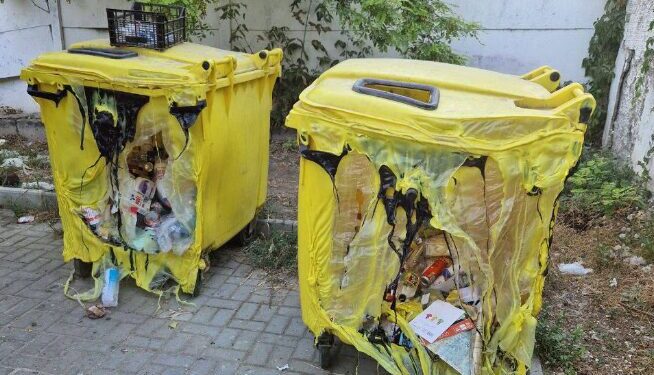 В Кишиневе из-за жары расплавились пластиковые мусорные контейнеры