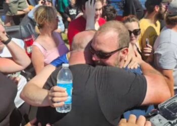 В море нашли семерых мужчин на плоту, чудом выживших после кораблекрушения