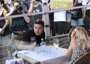 Жители Барселоны выгоняют туристов из города, обливая их водой