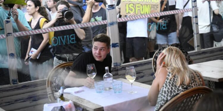 Жители Барселоны выгоняют туристов из города, обливая их водой