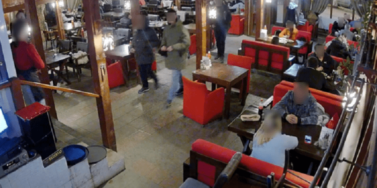 Un angajat al Parlamentului și un polițist de frontieră, acuzați de „trădare de patrie și complot”: Au fost reținuți de mascați SIS