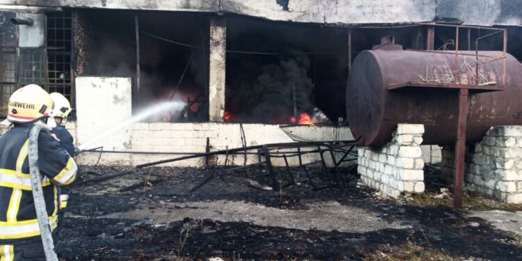 Семь пожарных расчетов боролись с огнем в Единцах на складе бывшей табачной фабрики