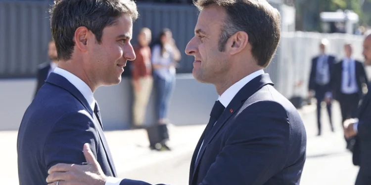 Макрон со второго раза принял отставку правительства