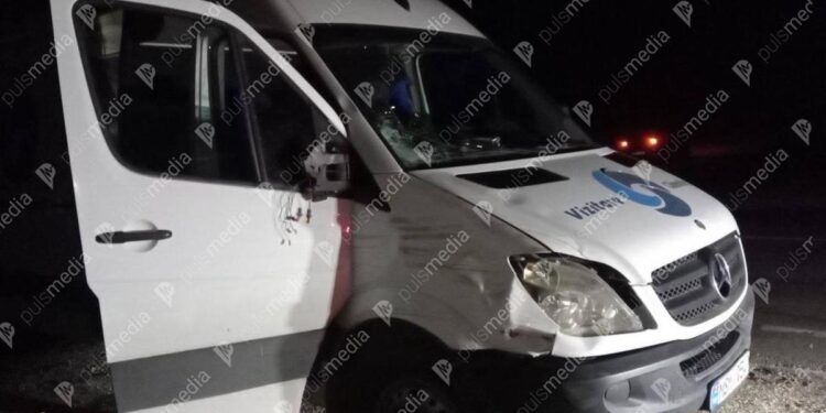 Pescar fugărit de paznicii unui iaz privat, lovit mortal de un microbuz, la Edineț