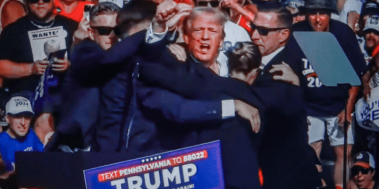 Donald Trump, la un pas de a fi împușcat în cap: Momentul în care este rănit la o ureche. FBI a identificat atacatorul