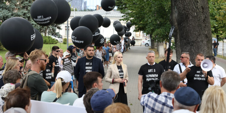 „PAS își șterge picioarele de Constituție”: blocul „Victorie” a organizat o acțiune de protest în apărarea legii fundamentale a Republicii Moldova