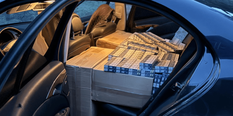 Peste 230.000 țigări contrafăcute și alcool ilegal din Ucraina pentru România – schemă destructurată