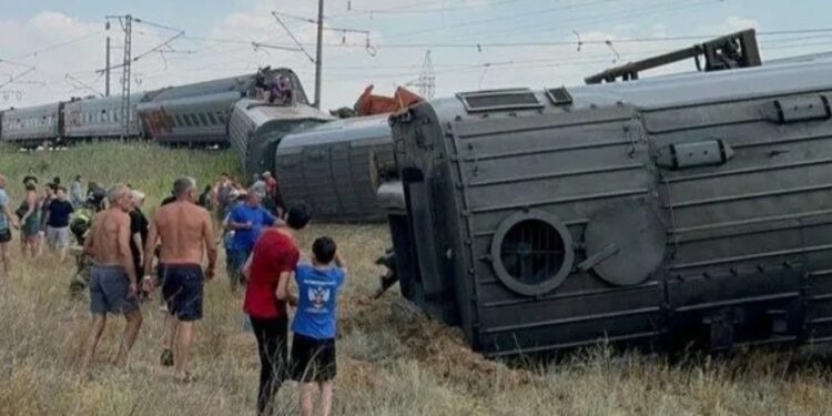 Пассажирский поезд Казань — Адлер сошел с рельсов после столкновения с КАМАЗом: много пострадавших