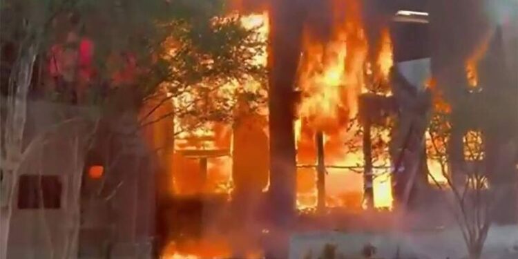 В Далласе загорелась Первая баптистская церковь