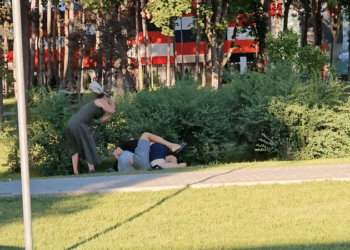 Bătaie în plină stradă între un șofer și un cuplu care traversa neregulamentar: Femeia nu a rămas deoparte și a lovit cu geanta