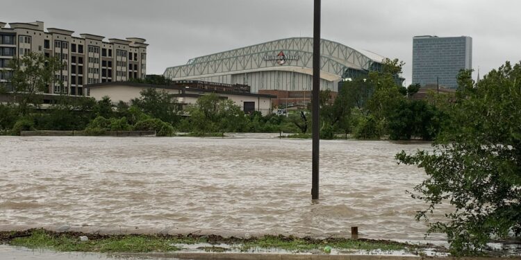 Imagini din Texas după ce uraganul Beryl a lovit statul. Peste două milioane de locuinţe au rămas fără curent electric