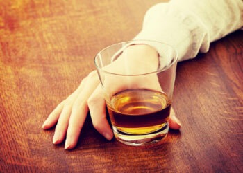 O femeie, în fața instanței, deoarece a băut și a uitat că are copii. Când s-a trezit, erau la un centru de plasament