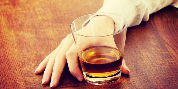 O femeie, în fața instanței, deoarece a băut și a uitat că are copii. Când s-a trezit, erau la un centru de plasament