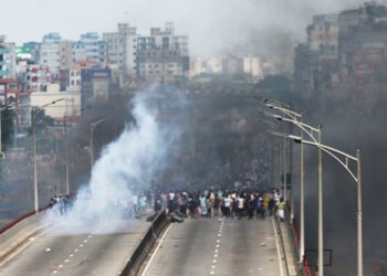 Televiziunea de stat a fost incendiată în timp ce angajații erau în interior. Proteste cu zeci de morți în Bangladesh