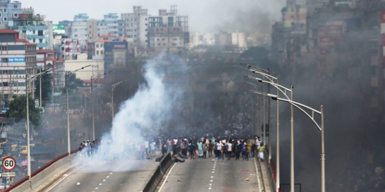 Televiziunea de stat a fost incendiată în timp ce angajații erau în interior. Proteste cu zeci de morți în Bangladesh