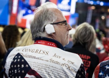 Trump a lansat o nouă modă. Mai mulți susținători au venit cu bandaje pe ureche la un miting republican