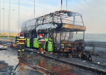 Un autocar cu cetățeni ucraineni a luat foc pe un pod din România