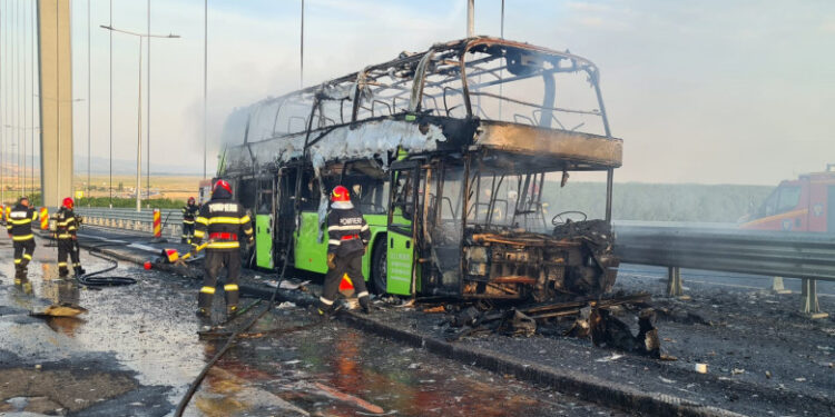 Un autocar cu cetățeni ucraineni a luat foc pe un pod din România