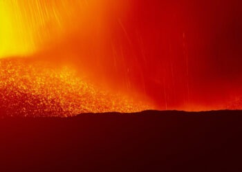 Cum s-a văzut de pe mare erupția vulcanului Etna. Pista aeroportului din Catania și străzile din Sicilia au fost acoperite de cenușă