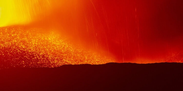 Cum s-a văzut de pe mare erupția vulcanului Etna. Pista aeroportului din Catania și străzile din Sicilia au fost acoperite de cenușă