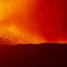 Cum s-a văzut de pe mare erupția vulcanului Etna. Pista aeroportului din Catania și străzile din Sicilia au fost acoperite de cenușă