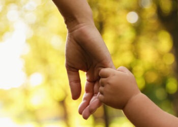Cea mai tânără bunică din lume este o româncă de 23 de ani. Medicii trag un semnal de alarmă: „Este cutremurător”