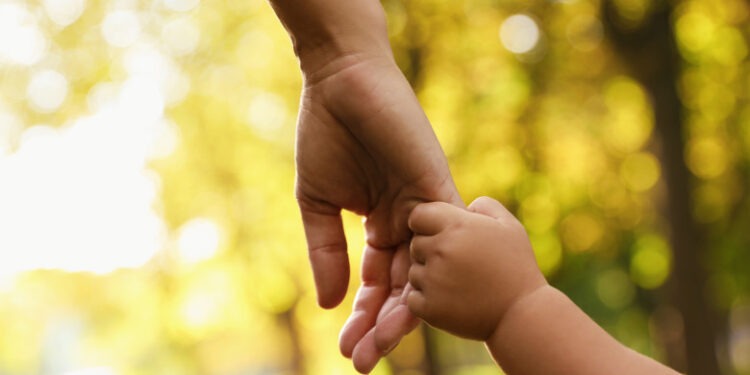 Cea mai tânără bunică din lume este o româncă de 23 de ani. Medicii trag un semnal de alarmă: „Este cutremurător”