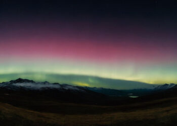 Furtuni geomagnetice vor afecta Pământul din această seară. Vor fi vizibile aurore boreale chiar şi la latitudini mai joase