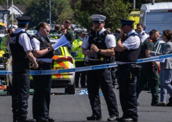 Doi copii au fost uciși și 11 oameni au fost răniți de un bărbat înarmat cu un cuțit, în Marea Britanie