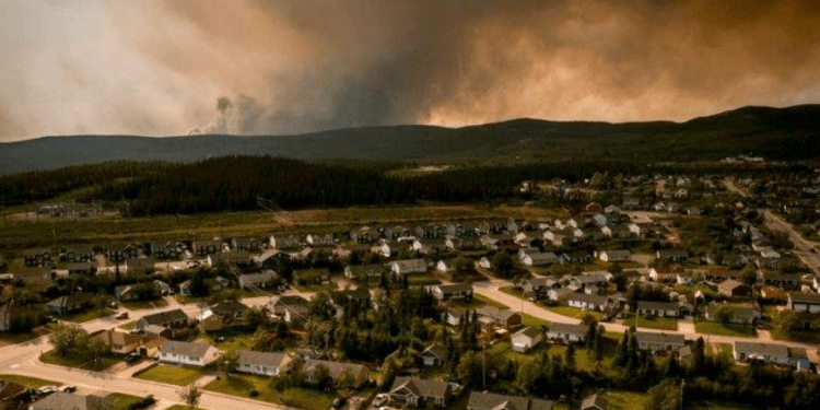 9.000 de persoane, evacuate în nord-estul Canadei din cauza incendiilor de vegetaţie