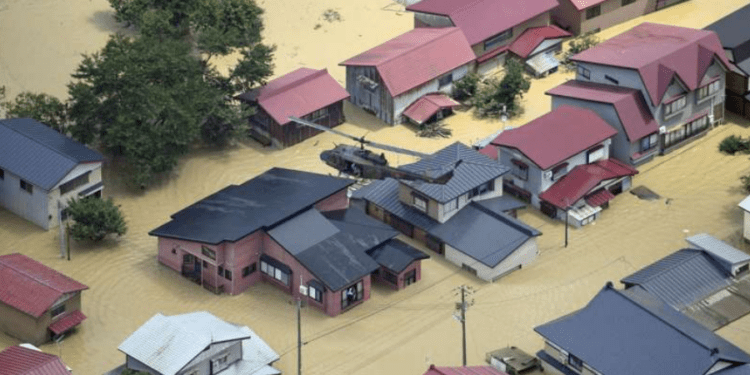 Ploi în Japonia: Cel puţin 2 morţi şi 4.000 de persoane evacuate