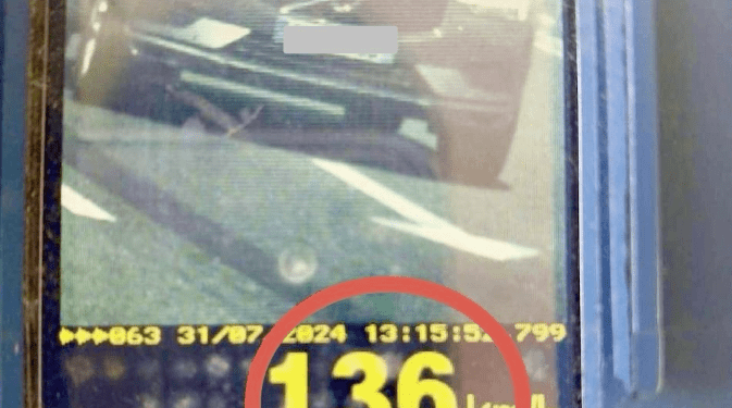 Se deplasa cu 136 km pe drumurile din Măgdăcești. Un vitezoman riscă să rămână pieton