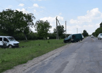 A ieșit la depășire fără să se asigure și s-a lovit frontal cu un microbuz: Șoferul unui Citroen a murit într-un tragic accident de la Briceni