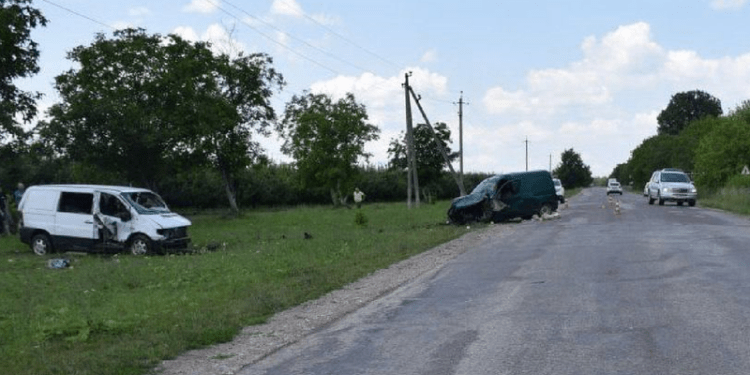 A ieșit la depășire fără să se asigure și s-a lovit frontal cu un microbuz: Șoferul unui Citroen a murit într-un tragic accident de la Briceni