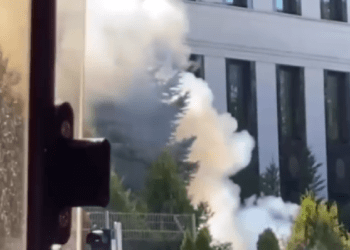 Fum dens la Ambasada Federației Ruse: Un incendiu a izbucnit în curtea misiunii diplomatice