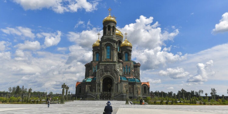 Россия: В парке Минобороны «Патриот» молния ударила в трех человек