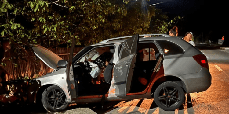 O familie de moldoveni, implicată într-un accident grav în România: Șoferul ar fi adormit la volan și s-a izbit cu mașina de un pod