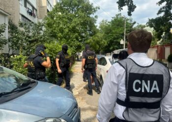 Un ofițer al IP Dubăsari și doi complici, reținuți de CNA. Au luat bani pentru a soluționa un caz de viol