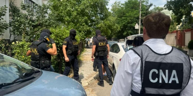 Un ofițer al IP Dubăsari și doi complici, reținuți de CNA. Au luat bani pentru a soluționa un caz de viol