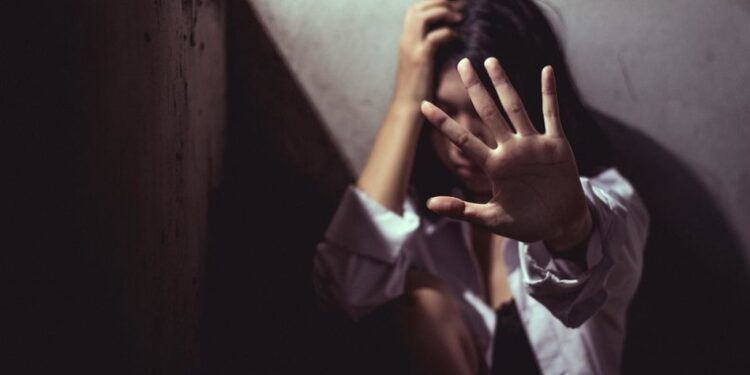 O minoră de 15 ani din Italia, victima unei duble tentative de viol. Agresorul, un cetățean din Moldova