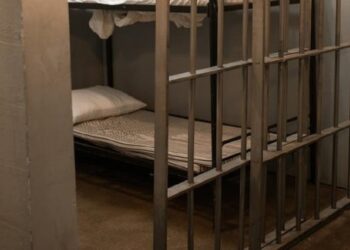 Cadavrul strangulat al unei femei, depistat în celula unui izolator de detenție