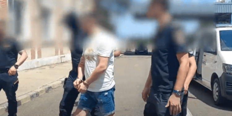 Un cetățean român căutat de INTERPOL a fost reținut pe Aeroportul Internațional din Chișinău și extrădat autorităților române