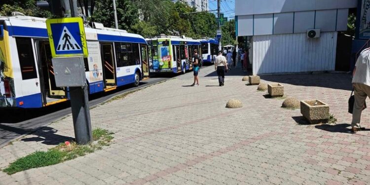 Circulația mai multor troleibuze din capitală a fost afectată de o pană de curent