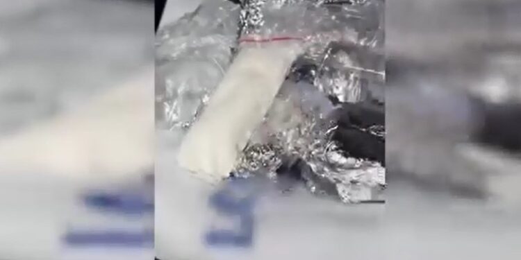 Afacere cu droguri la Chișinău și Bălți, dată peste cap de polițiști. Trei tineri, reținuți