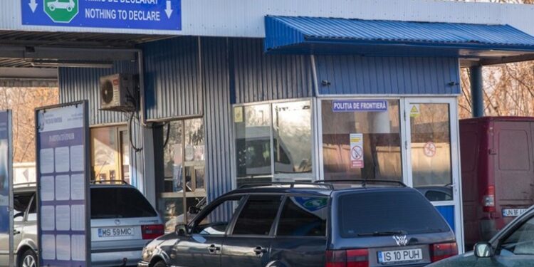 Țigări ascunse într-un microbuz, confiscate la PTF Stânca. Un moldovean, documentat de autoritățile române