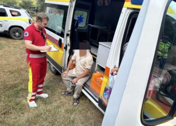 Un bărbat a rămas blocat pe o stâncă. La fața locului au intervenit salvatorii