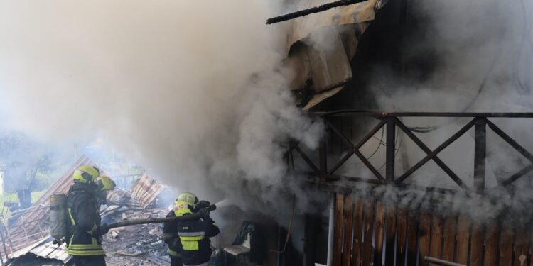 Două vile, distruse de un incendiu în orașul Codru. Un bărbat a ajuns la spital