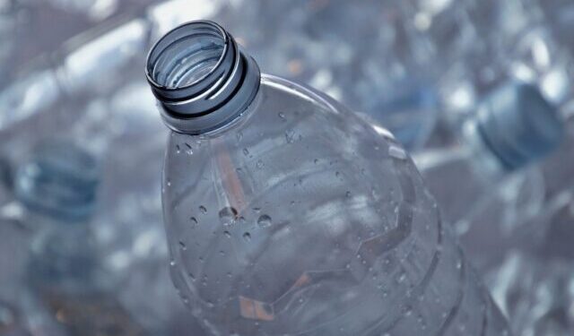 Moldovenii ar putea primi bani, dacă vor restitui sticlele